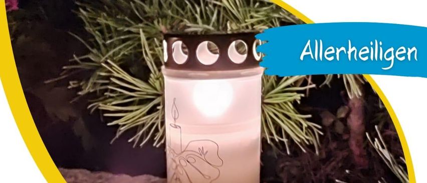 Eine Kerze auf einem Felsen, mit Text auf Deutsch über die Allerheiligenmesse und den Friedhofsbesuch. Die Veranstaltung beinhaltet eine Heilige Messe und Gebete für alle bekannten und unbekannten Heiligen.