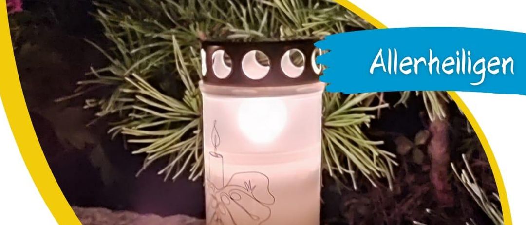 Eine Kerze auf einem Felsen, mit Text auf Deutsch über die Allerheiligenmesse und den Friedhofsbesuch. Die Veranstaltung beinhaltet eine Heilige Messe und Gebete für alle bekannten und unbekannten Heiligen.