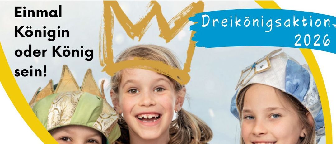 Drei Kinder in Kostümen, zwei Mädchen und ein Junge, alle lächeln mit einem gelben Stern und dem Datum 2020 unten.