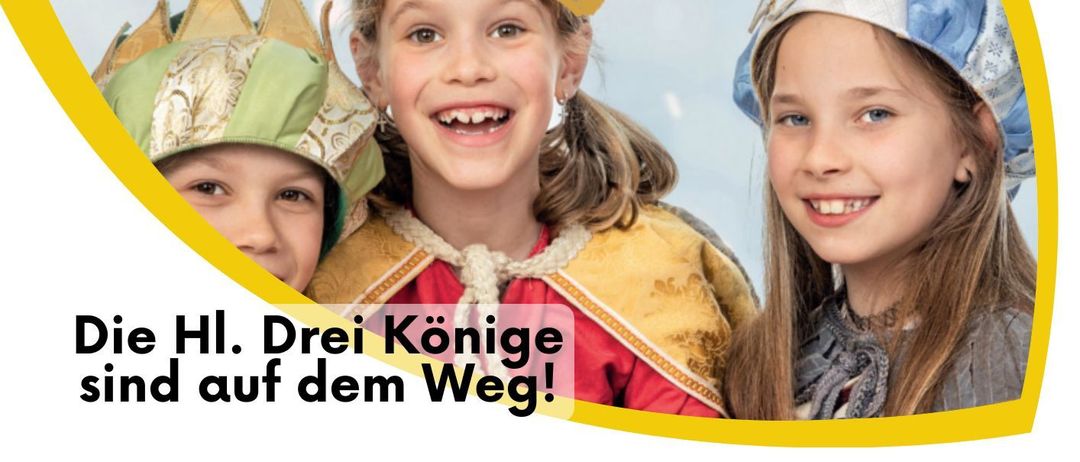 Drei Kinder, gekleidet als Könige und Königinnen, lächeln. Die Bildunterschrift lautet 'Die hl. Drei Könige sind auf dem Weg!' Das Bild ist auf das Jahr 2020 datiert.