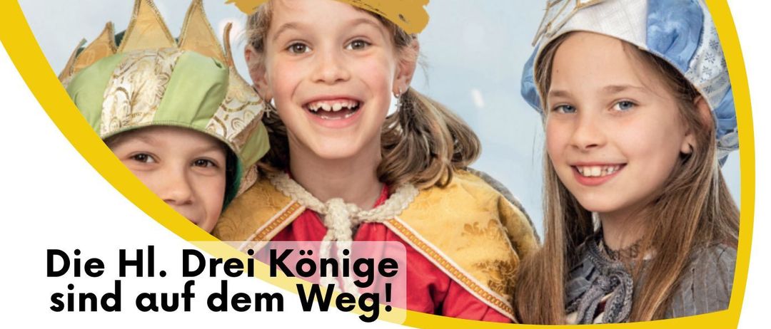 Drei Kinder, die als Könige gekleidet sind, lächeln für die Kamera. Die Bildunterschrift lautet 'Die HL. Drei Könige sind auf dem Weg!' auf Deutsch. Im oberen rechten Eck ist das Jahr 2020 zu sehen.
