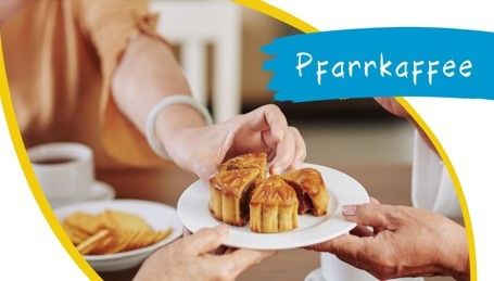 Zwei Personen halten einen Teller mit Mondkuchen darauf, wahrscheinlich eine Feier. Ein Teller mit Essen und eine Tasse Kaffee stehen auf dem Tisch.