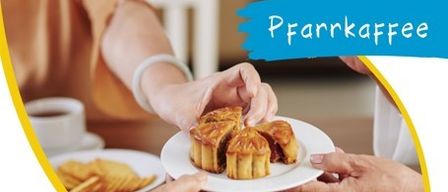 Zwei Personen servieren einen Teller mit Mondkuchen auf einem Tisch mit Kaffee und Keksen.