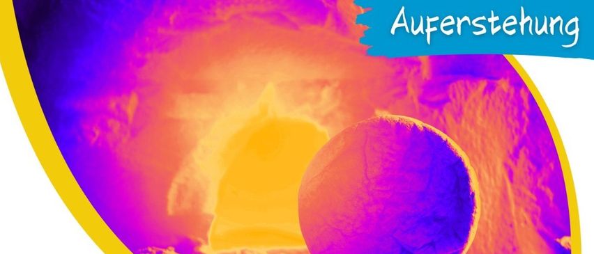 Osterflyer auf Deutsch mit einem goldenen Ei und Sonnenaufgang im Hintergrund. Er betont die Feier der Ostern, den Sieg Christi über den Tod und enthält Details zur Ostersonntagsfeier.