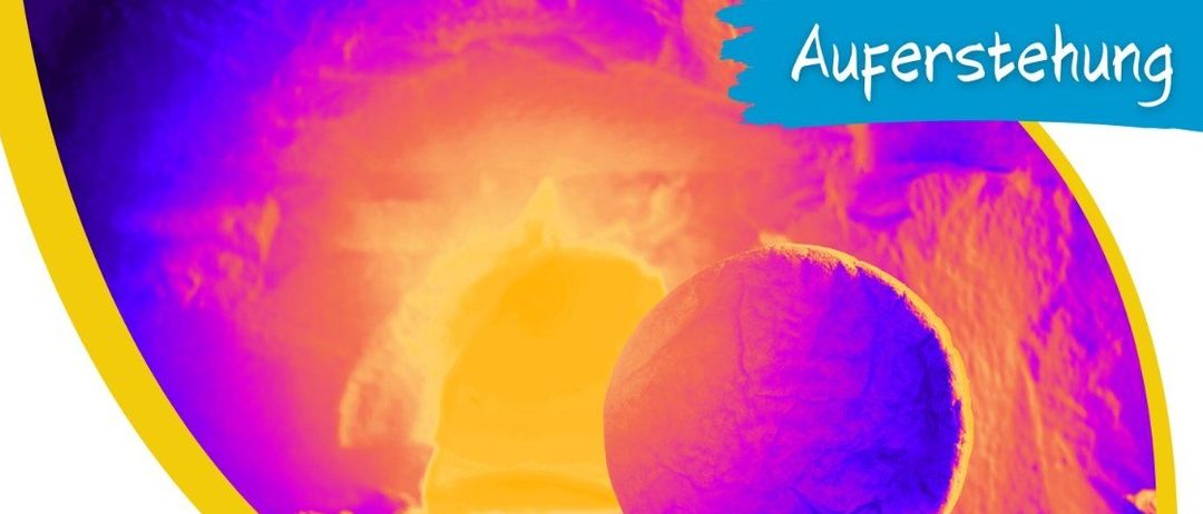 Plakat zur Ankündigung von Osterfeierlichkeiten. Zeigt ein religiöses Bild mit Text auf Deutsch und Englisch. Es hebt die Ostersonntagsmesse und Prozession am 5. April hervor. Das Bild zeigt ein Ei und eine biblische Szene.