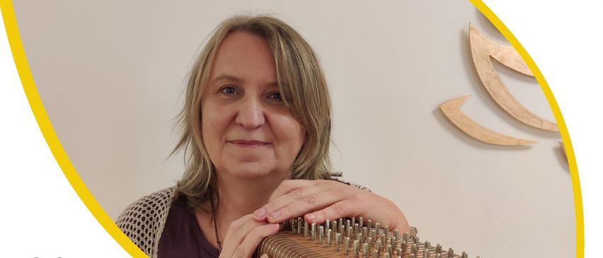 Plakat für eine Veranstaltung mit Renate Seifert, die ein Monochord in der St. Radegund Kirche am 27. März 2026 spielt. Das Plakat enthält ein Foto von Renate Seifert mit dem Monochord.