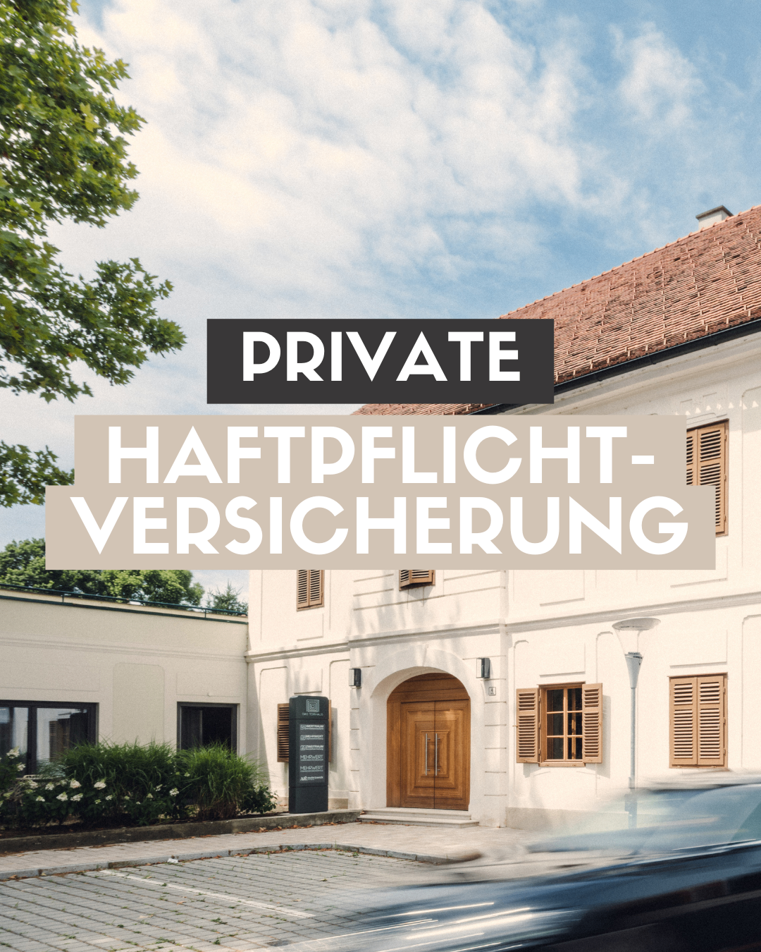 Ein weißes Gebäude mit braunen Fensterläden und einem roten Dach. Überlagerter Text lautet 'Private Haftpflicht-Versicherung'.