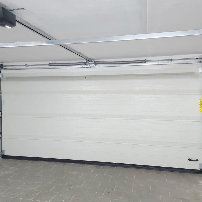 Bild enthält, Indoors, Garage