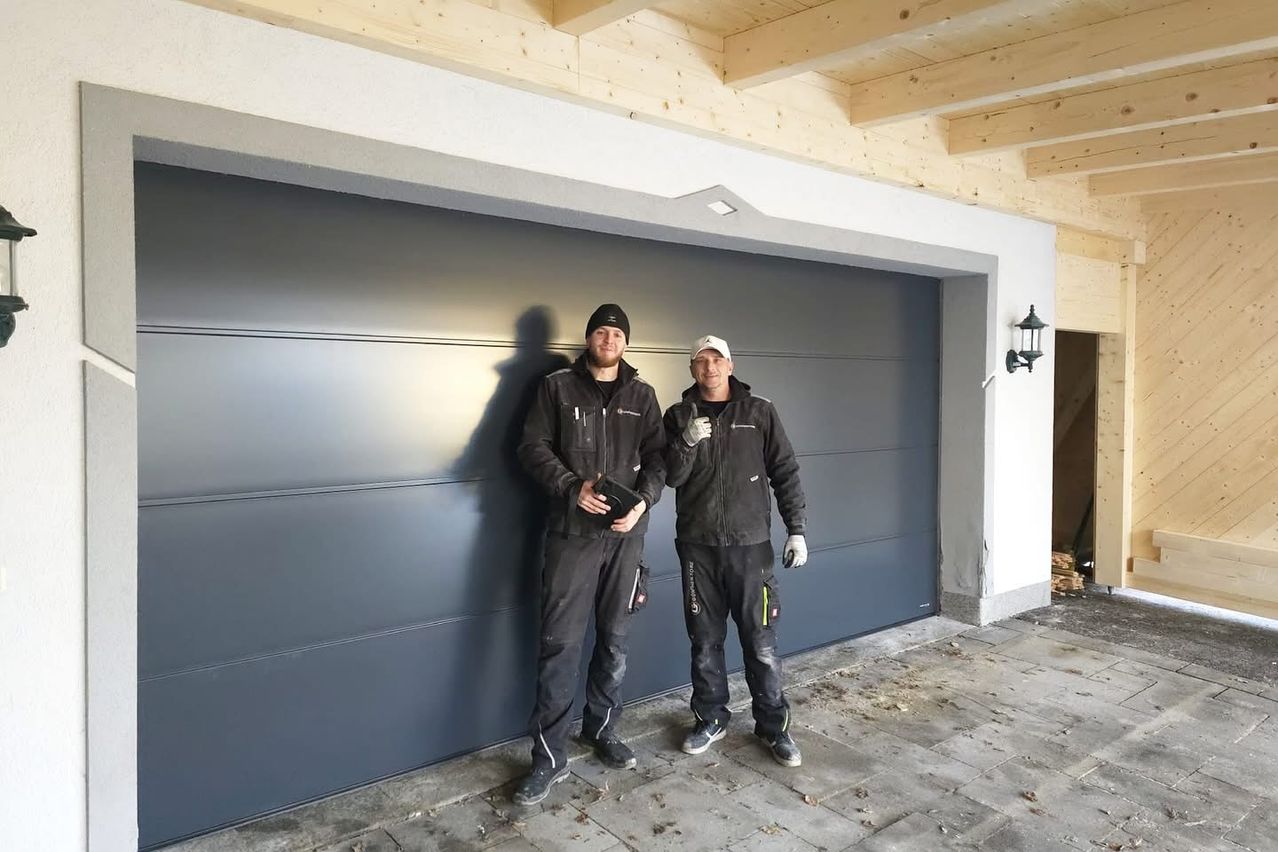 Bild enthält, Indoors, Interior Design, Glove, Adult, Male, Man, Person, Groupshot, Garage, Shoe