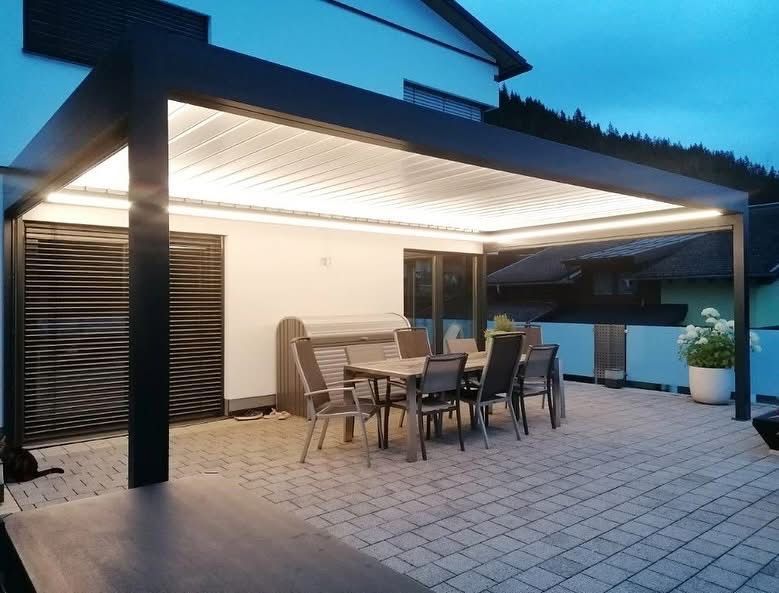 Bild enthält, Indoors, Interior Design, Floor, Chair, Cat, Dining Table, Housing, House, Patio, Outdoors