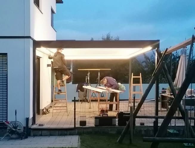 Bild enthält, Adult, Male, Man, Person, Indoors, Interior Design, Footwear, Shoe, Outdoors, Hat