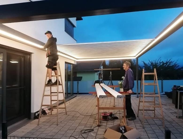 Bild enthält, Hat, Person, Music, Musician, Performer, Adult, Male, Man, Shoe, Box