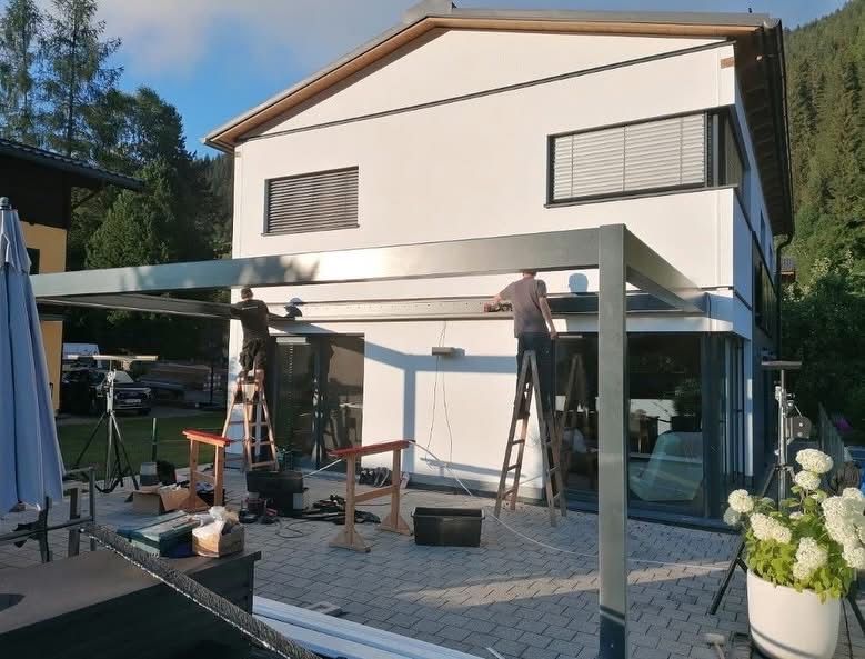 Bild enthält, Building, House, Housing, Porch, Patio, Pergola, Person, Indoors, Interior Design, Car