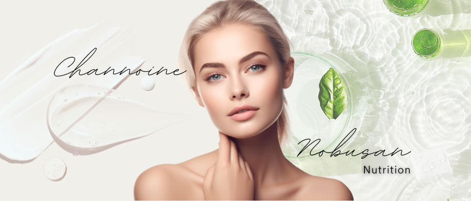 Eine Frau mit blonden Haaren posiert für ein Foto, wobei ihre Hände sanft auf ihrem Hals ruhen. Der Hintergrund zeigt ein grünes Blatt und Wassertropfen, zusammen mit dem Text 'Channoine' und 'Nobusan Nutrition.'