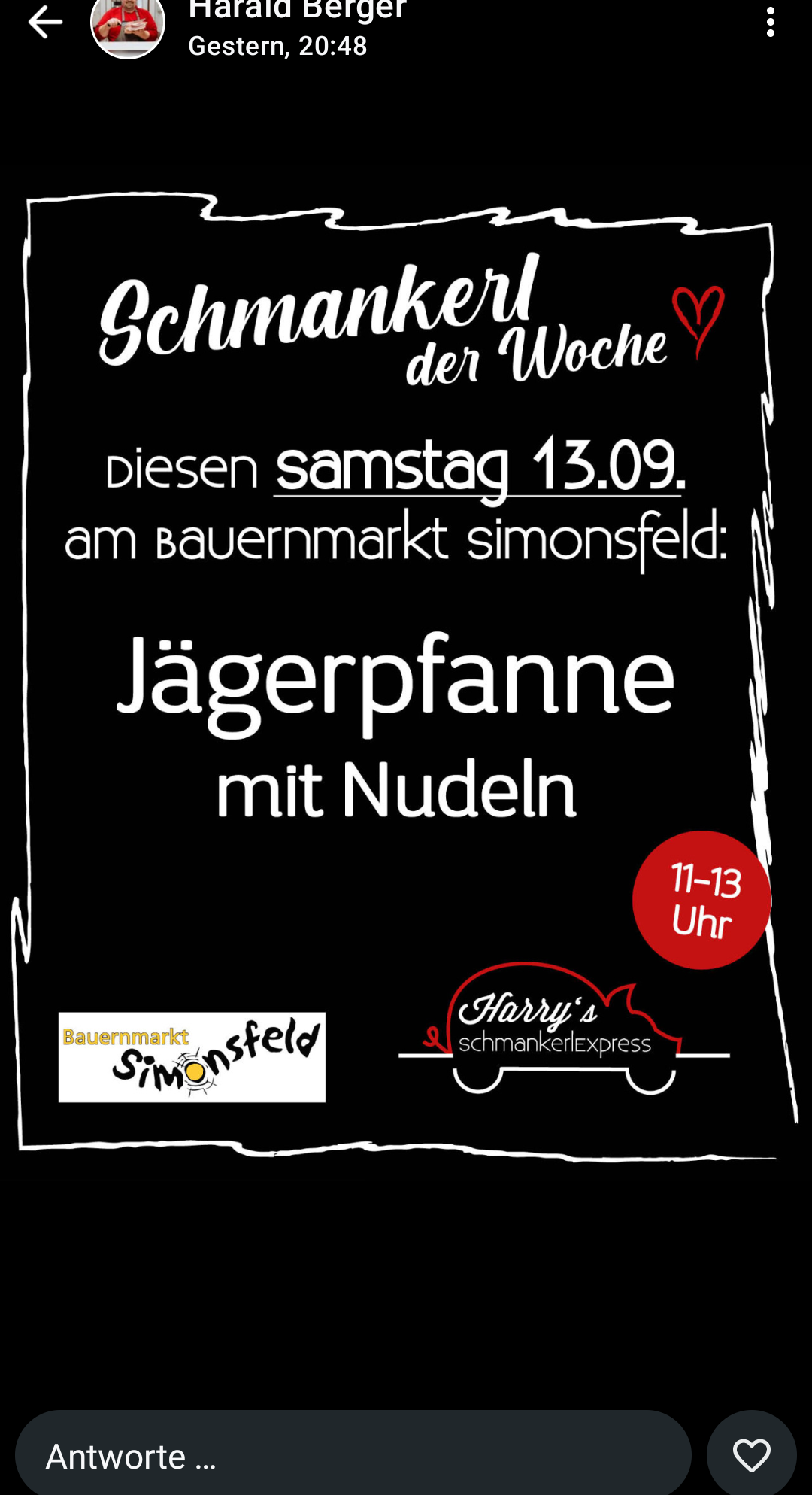 Schwarzes Plakat für die Veranstaltung 'Jägerpfanne mit Nudeln' am 13. September auf dem Bauernmarkt Simonsfeld. Zeit: 11-13 Uhr. Logos von Bauernmarkt Simonsfeld und Harry's Schmankerlexpress.
