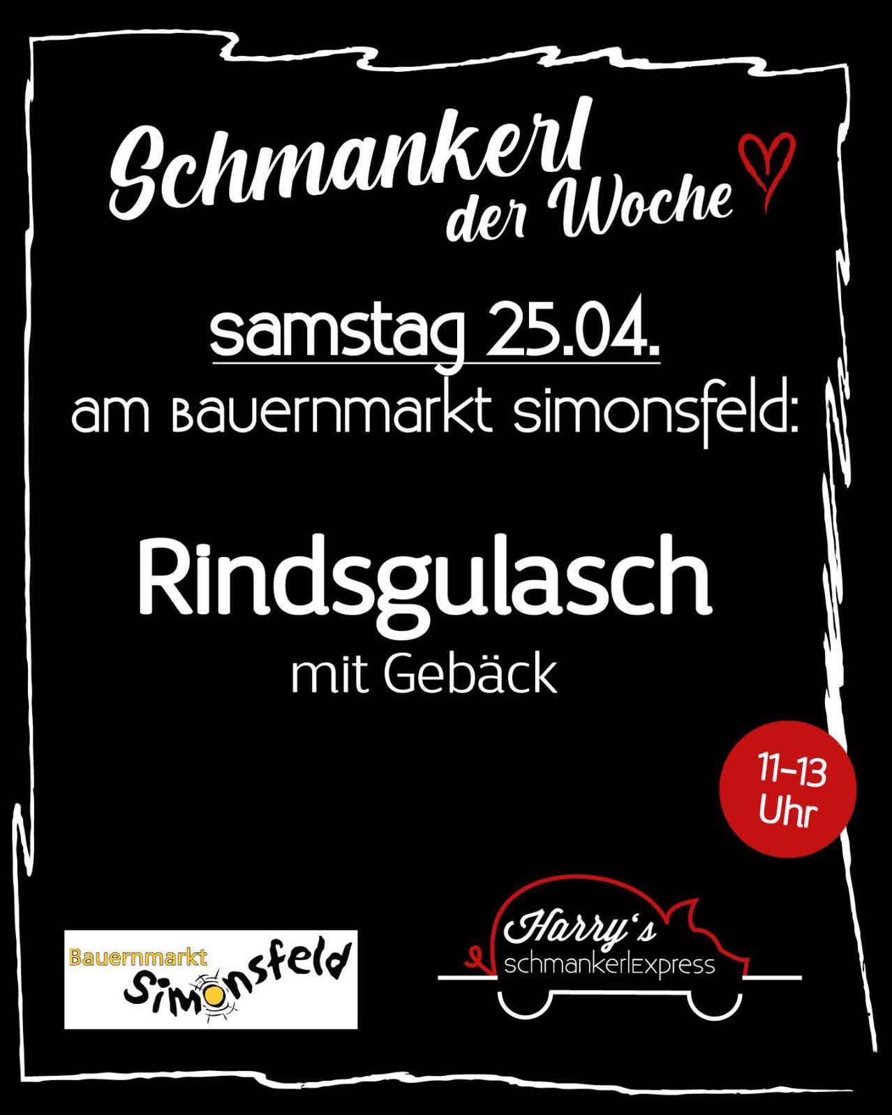 Schwarzes Poster kündigt "Schmankerl der Woche" am 25. April auf dem Bauernmarkt in Simonsfeld an. Bietet Rindergulasch mit Beilagen von 11 bis 13 Uhr an.
