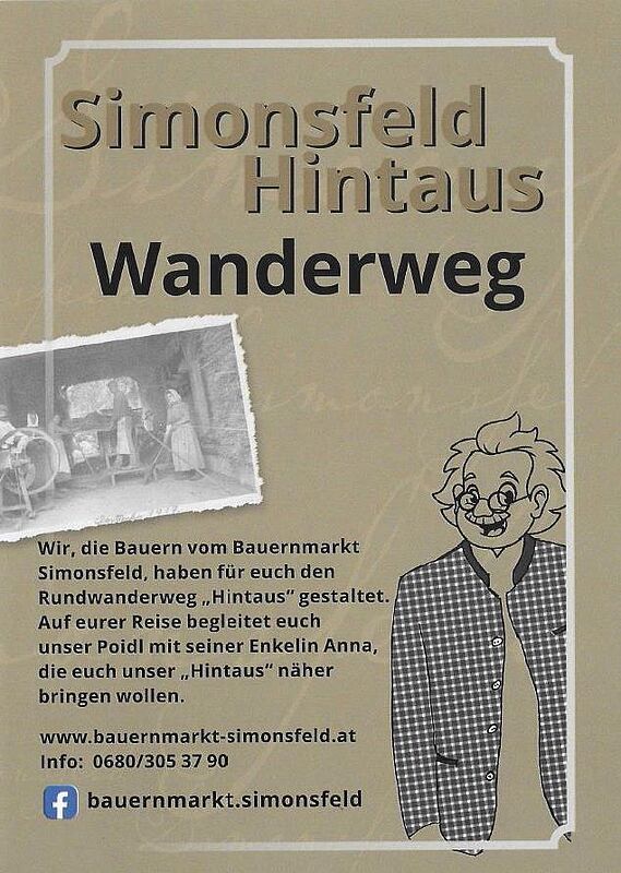 Ein Werbeplakat für Simonsfeld Hinteraus Wanderweg zeigt eine Cartoon-Figur und ein historisches Bild von arbeitenden Menschen. Es enthält einen Website-Link und Kontaktinformationen.