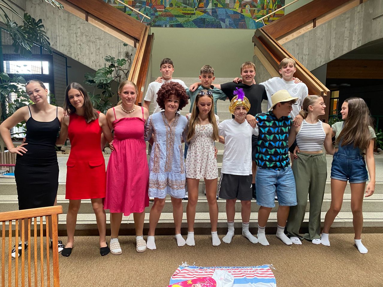 Bild enthält, People, Person, Pants, Groupshot, Shorts, Female, Girl, Teen, Adult, Woman