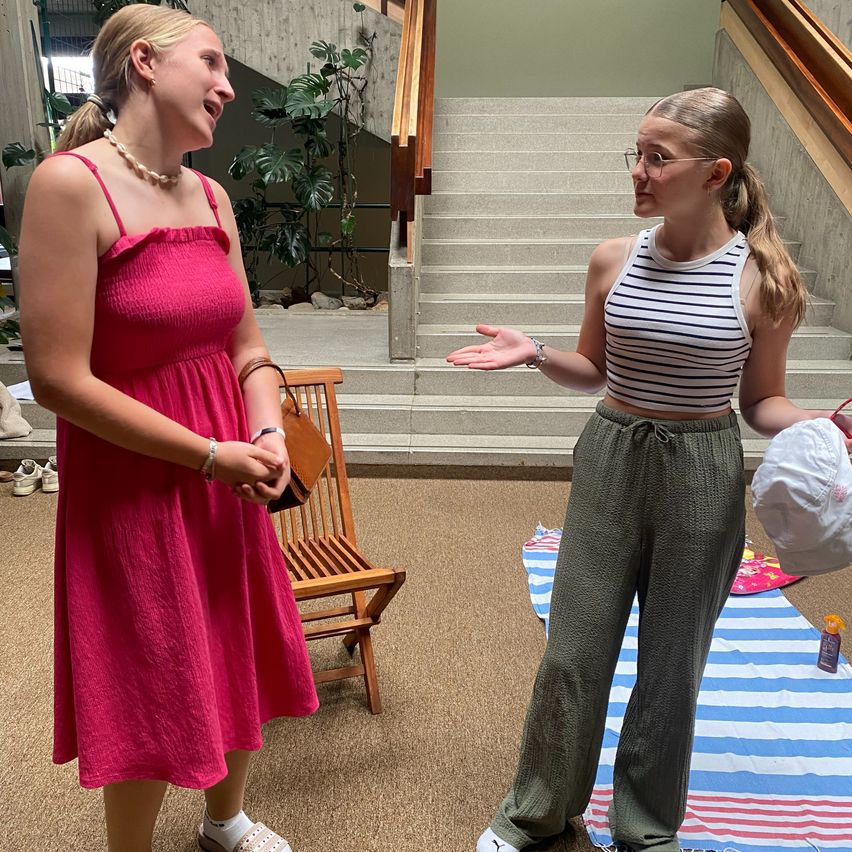 Bild enthält, Face, Head, Person, Photography, Portrait, Pants, Dress, Staircase, Female, Woman