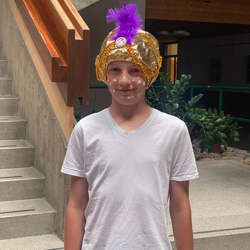 Bild enthält, Purple, Hat, Sleeve, Person, Face, Portrait, Accessories, T-Shirt, Cap, Jewelry