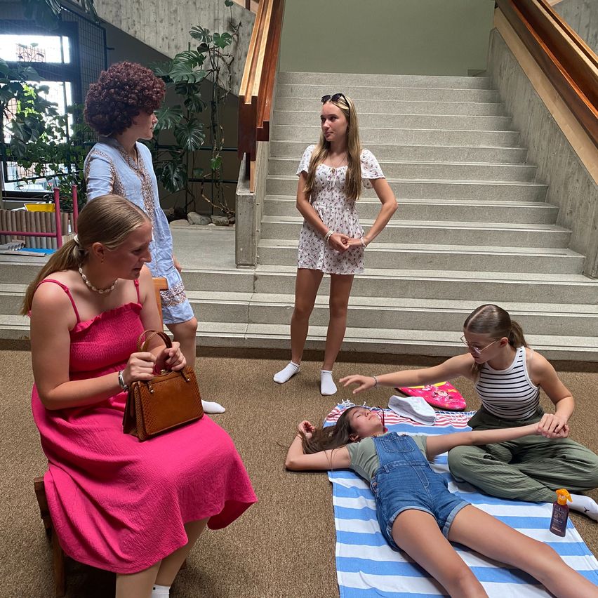 Bild enthält, Adult, Female, Person, Woman, Girl, Teen, Handbag, Shoe, Shorts, Face