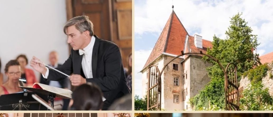 Eine Collage von Bildern mit einem Dirigenten, einem Schloss, einem klassischen Musikensemble und einem lächelnden Mann in einem blauen Anzug. Der Text lautet '10. August 2020 Schloss Spielberg' und enthält einen Website-Link.