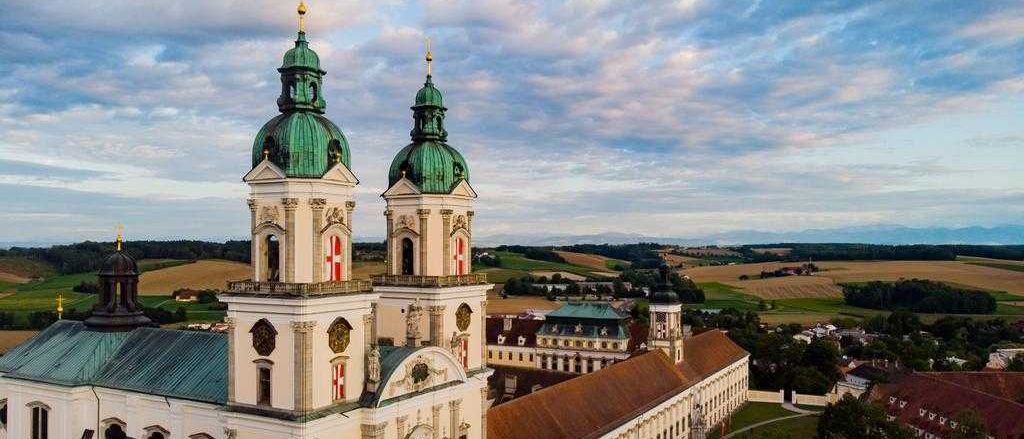 Bild enthält, Building, Cathedral, Church, Monastery, Arch, Gothic Arch, Clock Tower, Cityscape, Housing, Outdoors