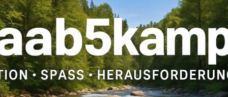 Das Logo für b5ka, mit weißem Text vor einem Hintergrund aus üppigen grünen Bäumen und einem fließenden Fluss.