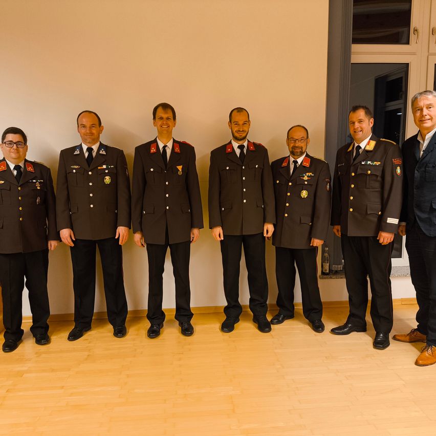 Bild enthält, Adult, Male, Man, Person, Officer, Suit, Coat, Flooring, Jeans, Groupshot