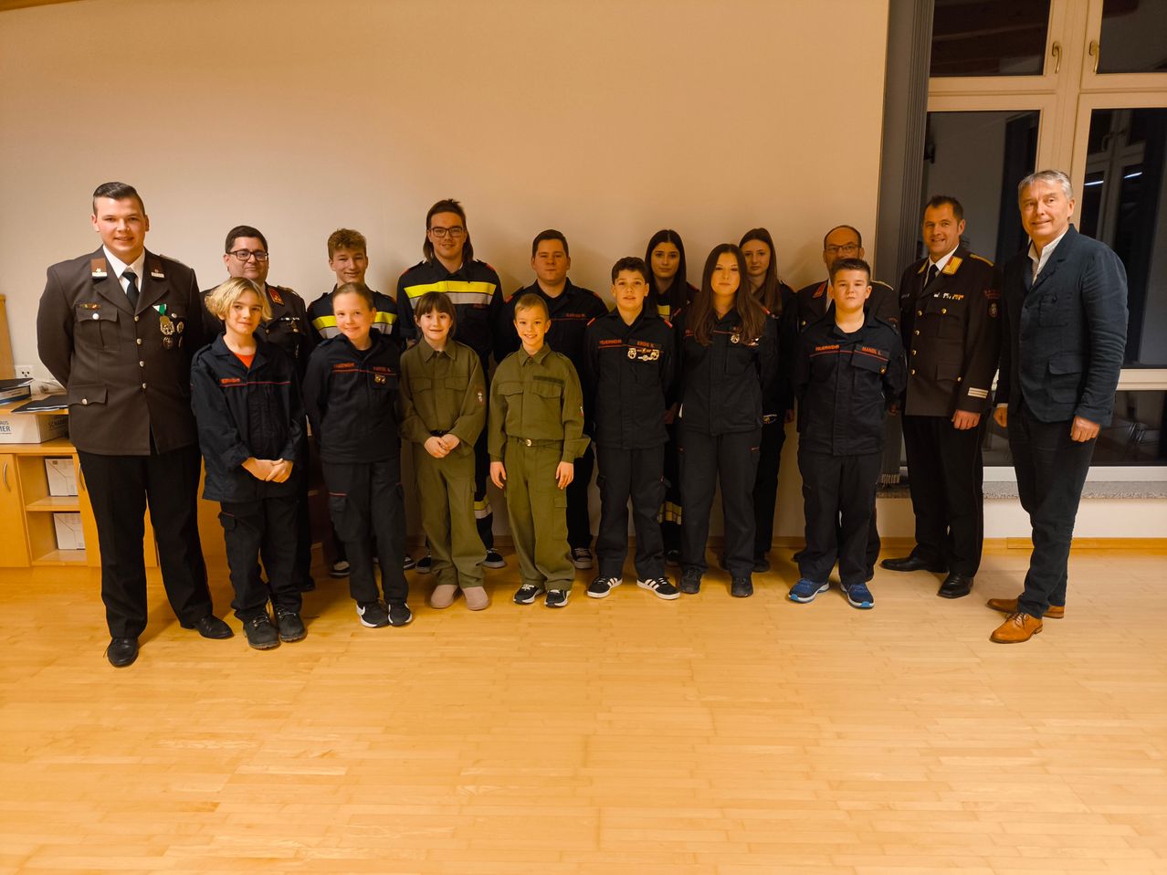 Bild enthält, Floor, Flooring, Groupshot, Person, Adult, Male, Man, People, Wood, Coat