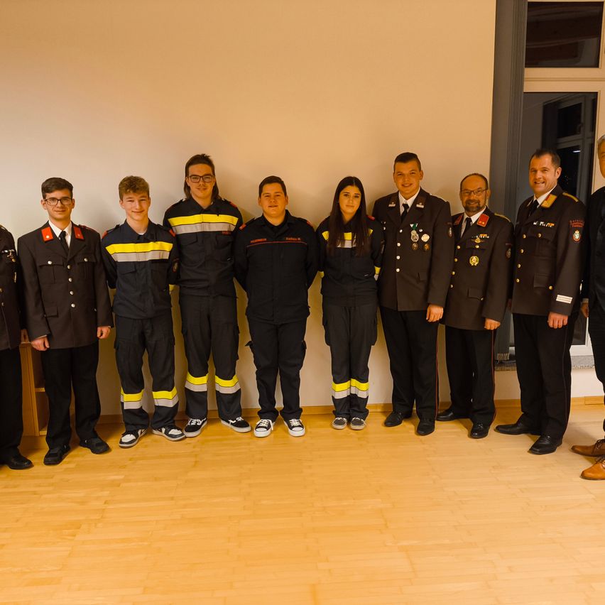 Bild enthält, Floor, Flooring, Groupshot, Person, People, Adult, Male, Man, Suit, Coat