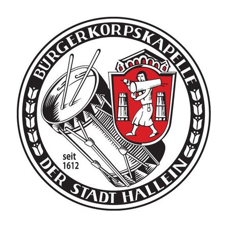 Das Logo für die Burgerkorpskapelle seit 1612, mit einem Schlagzeuger und einem Schild, auf dem eine Figur eine Trompete hält, umgeben von Symbolen.