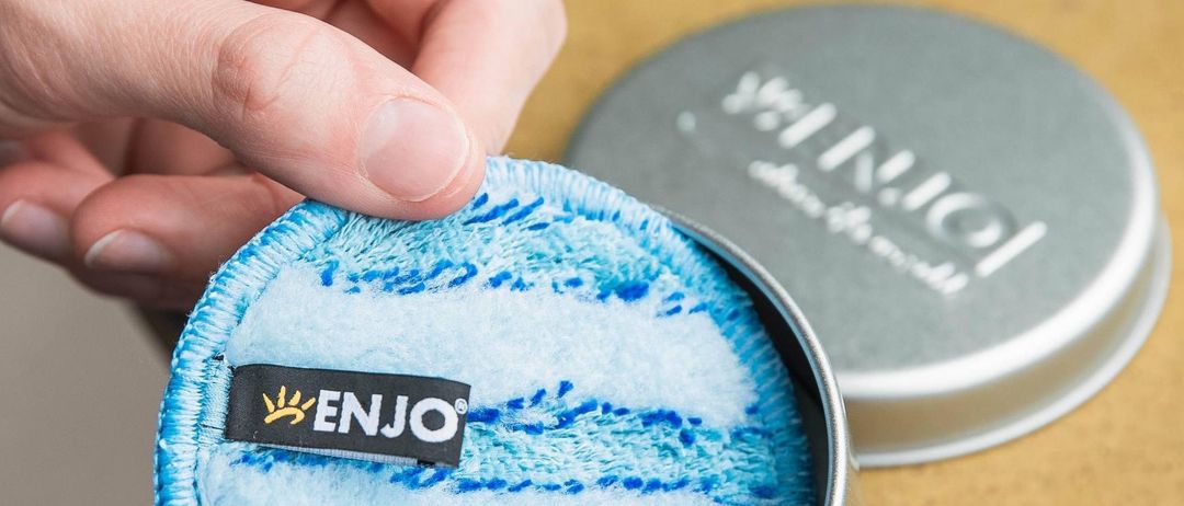 Bild enthält, Face, Head, Person, Cosmetics, Tape