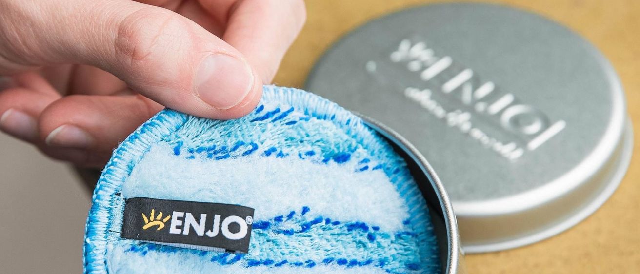 Bild enthält, Face, Head, Person, Cosmetics, Tape