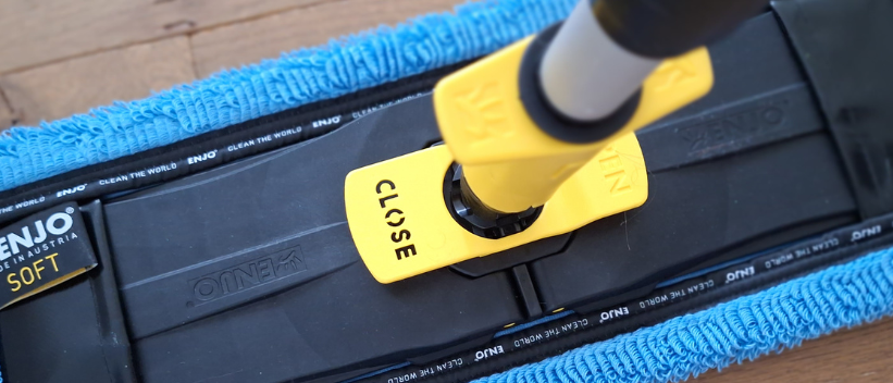 Bild enthält, Indoors, Interior Design, Cleaning, Person, Handle, Home Decor, Wood Panels