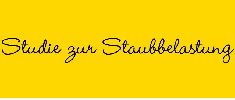 Eine lächelnde Frau mit kurzen Haaren reinigt ein Buch mit einem Tuch, während sie vor einem Holzregal steht.