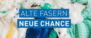 Ein farbenfroher, strukturierter Hintergrund mit Stoffstücken in verschiedenen Farben und Mustern. Es gibt ein blaues Etikett mit dem Wort 'ENJO'. Die Worte 'Alte Fasern Neue Chance' sind in weiß geschrieben.