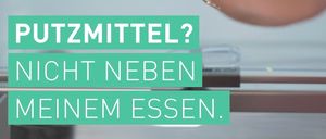 Eine Hand hält einen grünen Küchenhandschuh mit der Marke 'ENJO'. Der Handschuh liegt auf einer Edelstahloberfläche mit dem Text 'PUTZMITTEL? NICHT NEBEN MEINEM ESSEN.' in Grün.
