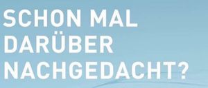 Ein blau-weißes Banner mit den Worten 'SCHON MAL DARÜBER NACHGEDACHT?' über einem wasserähnlichen Hintergrund, mit einem 'ENJO'-Produktetikett. Darunter 'ENJO-REINIGEN NUR MIT WASSER' und ein Website-Link.