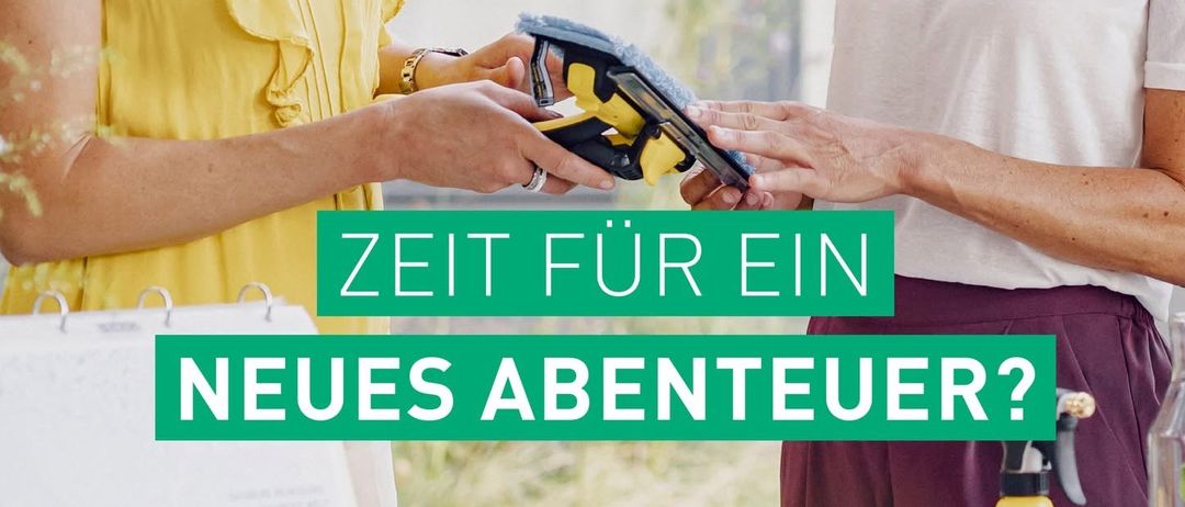 Zwei Frauen stehen in einem Garten, eine hält ein Werkzeug, beide lächeln. Ein Schild sagt 'Zeit für ein neues Abenteuer?' Gegenstände wie eine Flasche, Handtücher und ein Kalender stehen auf einem Tisch.