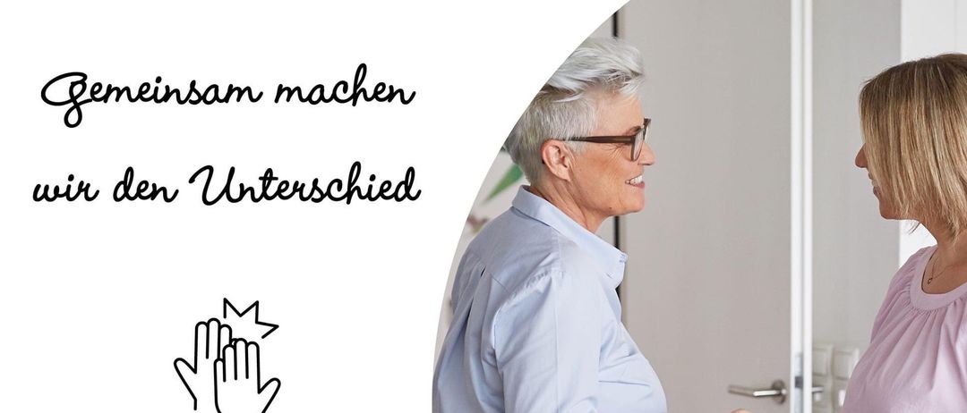 Zwei Frauen schütteln sich die Hände vor einer Tür. Der Text lautet 'Gemeinsam machen wir den Unterschied.' Die Frau rechts lächelt.