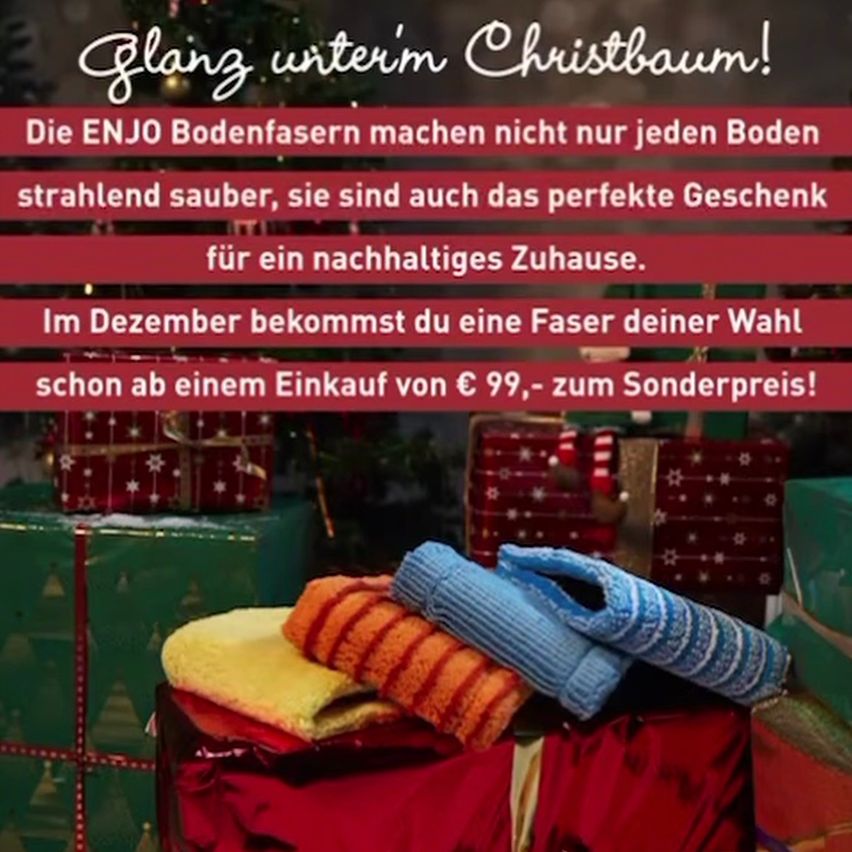 Weihnachtswerbung für ENJO Bodenbürsten zeigt ein Geschenkangebot mit Hausschuhen und Handtüchern unter dem Weihnachtsbaum und bewirbt Sauberkeit und Nachhaltigkeit als Geschenke.