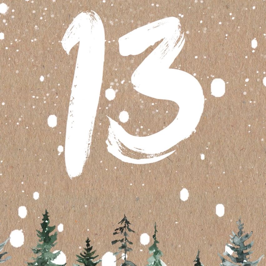 Ein brauner Hintergrund mit fallendem Schnee, der die Zahl 13 in großen weißen Pinselstrichen zeigt. Darunter sind mehrere immergrüne Bäume teilweise von Schnee bedeckt.