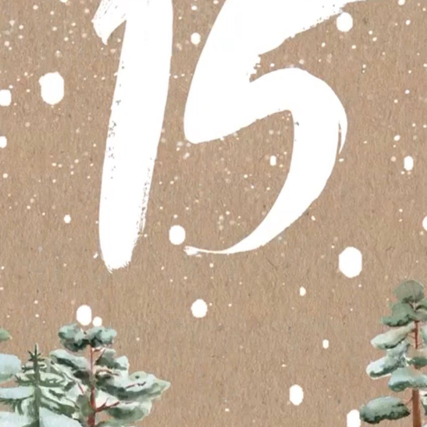 Eine winterliche Szene mit der Zahl '15' in Weiß auf braunem Hintergrund. Schnee fällt sanft, und im Vordergrund sind Tannenbäume zu sehen.