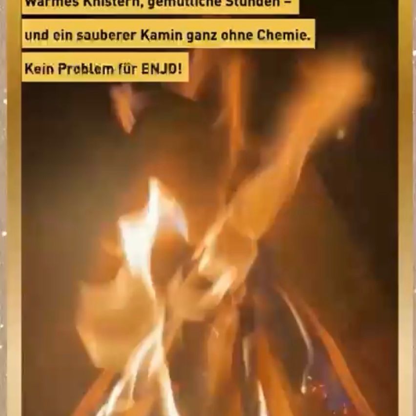 Ein Poster zeigt einen warmen Kamin mit Flammen und betont gemütliche Stunden und einen sauberen Kamin ohne Chemie. Kein Problem für ENJD!