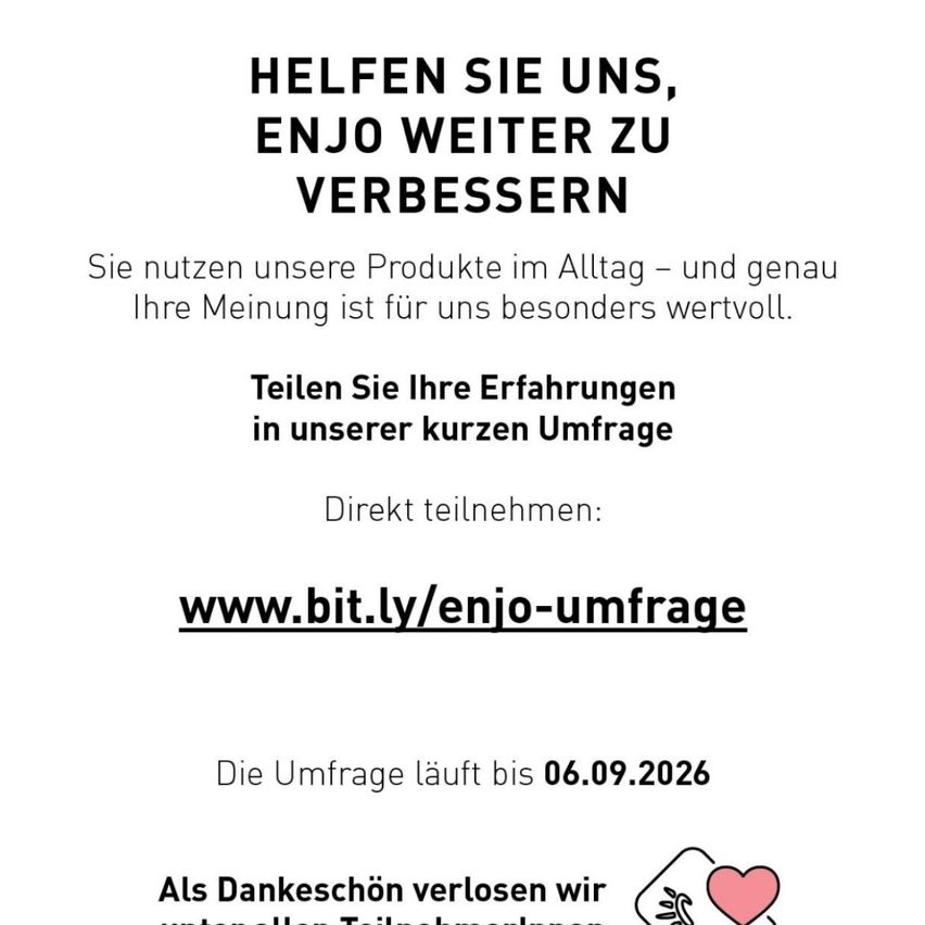 Ein weißer Plakat mit schwarzem Text lädt die Nutzer ein, ihre Erfahrungen mit den Produkten der Marke zu teilen. Es enthält einen Umfragelink und eine Frist vom 06.09.2026. Ein Herz-Symbol ist als Dankeschön-Geschenk vorhanden.