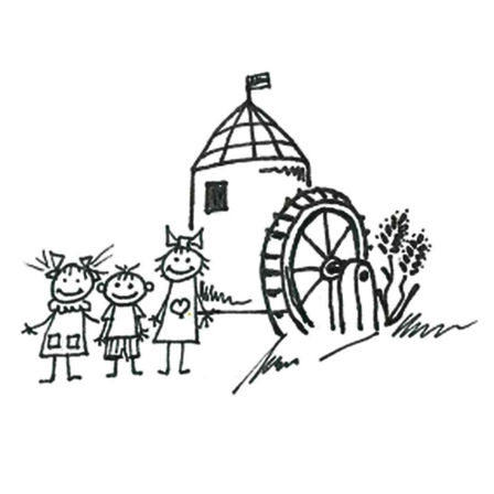 Eine handgezeichnete Abbildung zeigt drei Kinder vor einer Wassermühle. Die Kinder lächeln und sehen glücklich aus. Die Wassermühle hat ein großes Rad und ein kleines Gebäude.