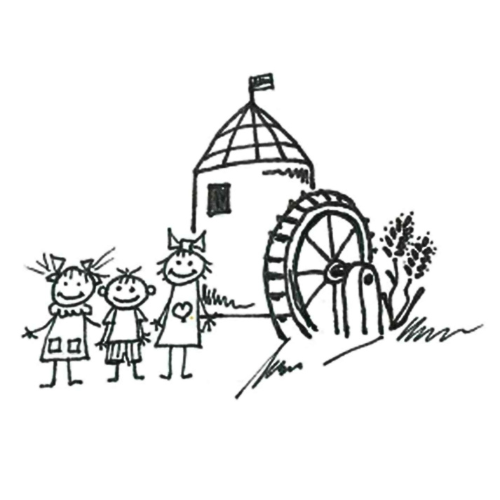 Eine handgezeichnete Abbildung zeigt drei Kinder vor einer Wassermühle. Die Kinder lächeln und sehen glücklich aus. Die Wassermühle hat ein großes Rad und ein kleines Gebäude.