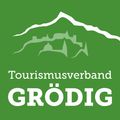 Ein grüner Hintergrund mit einer Bergsilhouette und den Worten 'Tourismusverband Grodig' in Weiß.