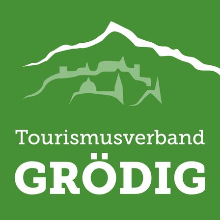 Ein grüner Hintergrund mit einer Bergsilhouette und den Worten 'Tourismusverband Grodig' in Weiß.